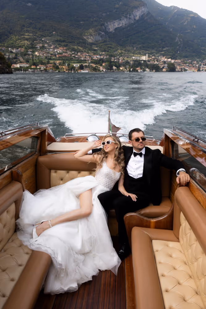 Ślub we Wloszech, Jezioro Como. Para młoda płynie łodzią po jeziorze Como.