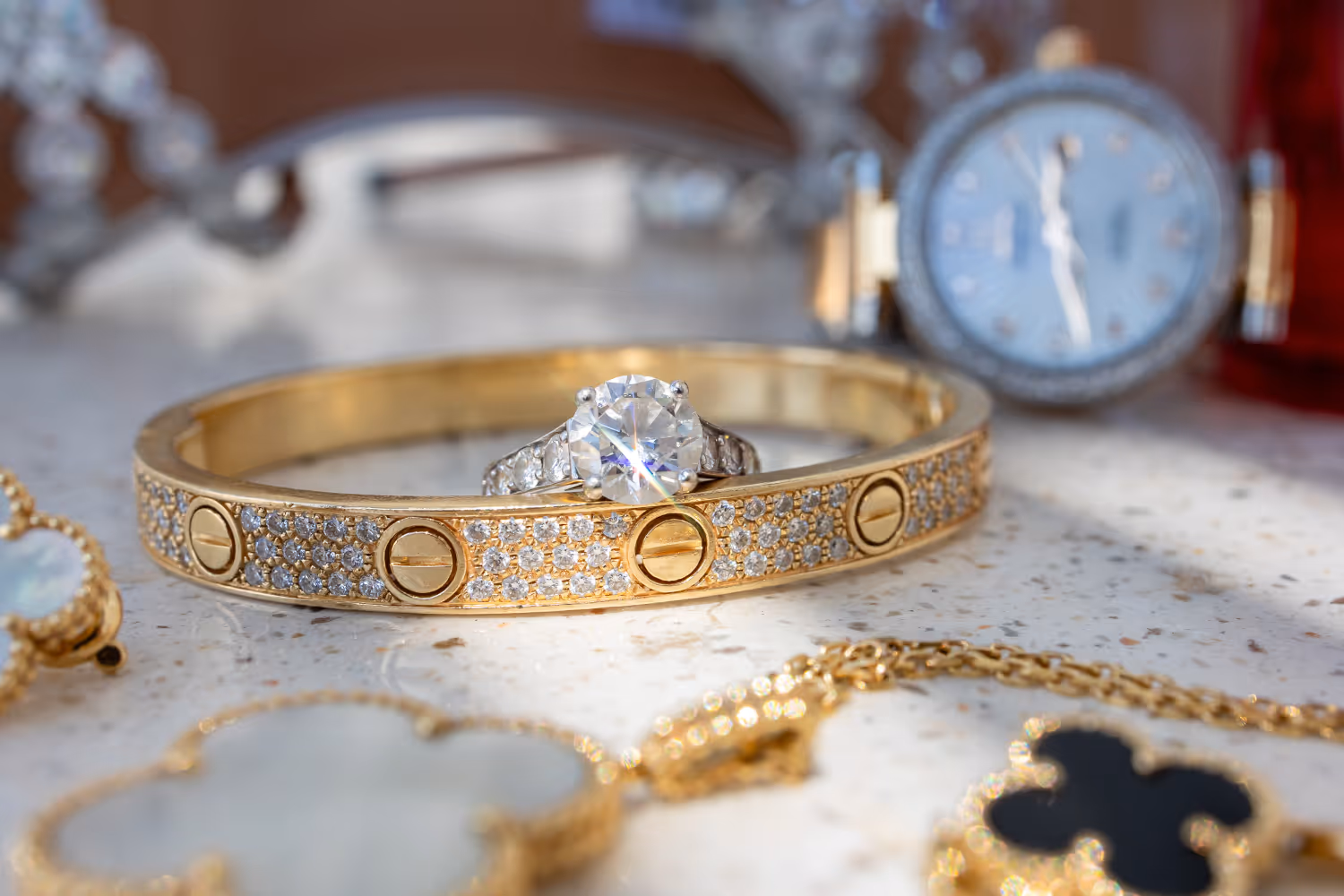 Ślub w Grecji, Santorini. Zdjęcie branzoletki złotej wraz z pierścionkiem zaręczynowym.