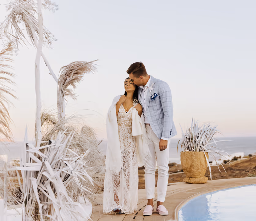 Ślub w Grecji, Mykonos. Młoda para przytula się do siebie.
